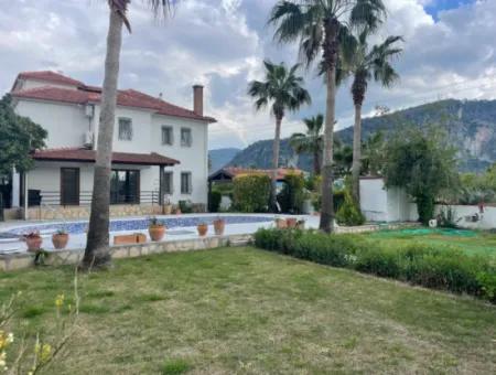 Okçular'da 1007M2 Arsa İçinde Satılık Villa